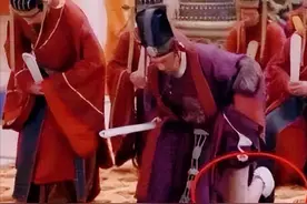 拿观众当傻子？国产剧穿帮镜头太离谱，网友：导演你认真的吗？图片