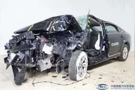 6米螺旋跌落、三车连撞、尾碰+翻滚，新车“自虐”为哪般？图片