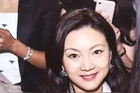 张艺谋的老少恋：丈母娘比自己小11岁，娇妻六年生二男一女图片