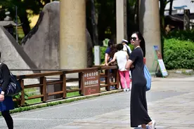 “解开衣扣才能搭车”，穷游如今变了味，许多女孩还蒙在鼓里！图片
