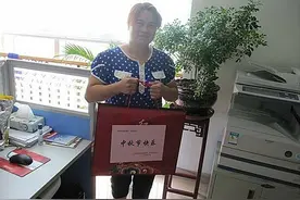 雇主跑路，拿不到工钱的保姆无私抚养两弃女，将她们培养成大学生图片