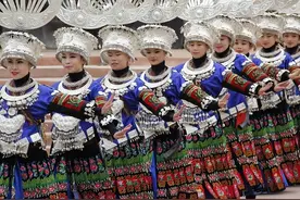 到苗寨旅游要注意：当地美女给的“私人物品”不乱接，不然很尴尬图片
