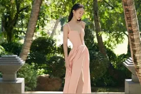 金晨也太瘦了吧，把吊带裙穿出超模范，身材虽然平板却挺有女人味图片