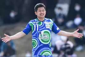 55岁日本足球活化石：1个月连刷2项纪录！职业生涯已横跨5个十年图片