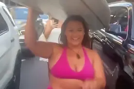 大码女孩穿泳装闪耀曼哈顿街头，引发关注，肉嘟嘟也是冲浪高手图片