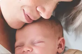 为什么宝宝喜欢被抱着走动，一坐下来就哭？了解3个原因后别嫌烦图片