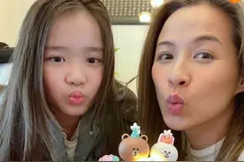 麦家琪接女儿到内地生活，一同庆祝47岁生日，10岁女儿长相像母亲图片