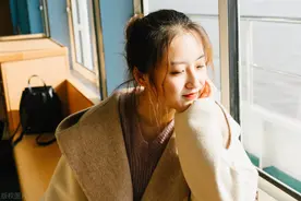 故事：被迫相亲我正心烦，抬头一看，暗恋已久的帅男神坐在我对面图片