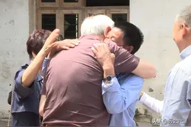 18年76岁荷兰老人因一张保单，来中国寻亲，亲人痛哭：我们在找你图片