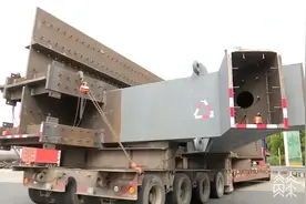 南京交通部门为百吨重超宽"大家伙"护航图片