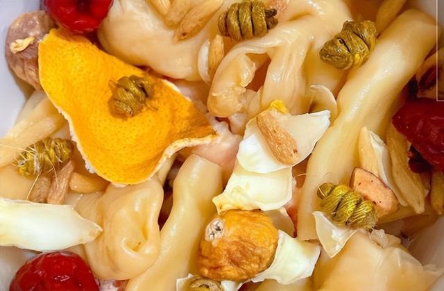 花胶猪展茨实莲子汤 莲子花胶猪肚汤的做法