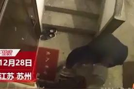 老大爷往邻居家门口鞋里倒水行云流水，引发网友两极化热议图片