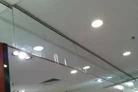 挡烟垂壁是什么？走进商场抬头看...图片