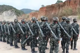 人手一个筒子？解放军机步连的火力，比起美军机步连还有不少差距图片