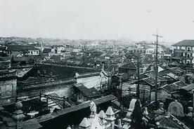 农妇买米米店让回去换钱，换了之后米店涨价，后一家四口跳河自杀图片