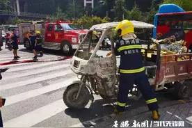 突发！贵阳五里冲加油站往艺校立交桥方向，一辆载货三轮车突然起火，目前大火已被控制图片