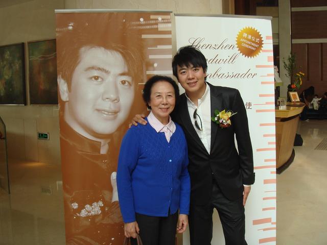 郎朗：3岁学钢琴，17岁成名，同刘亦菲传过绯闻，终娶小12岁娇妻