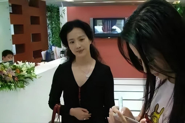 刘亦菲的妈妈刘晓莉：两婚两离，至今单身，长得比女儿还漂亮
