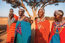 神秘的非洲马赛人习俗：喝牛血、杀雄狮、住牛粪房、“一夫多妻”图片