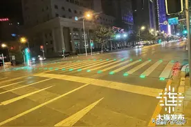 这些斑马线开始发光！图片