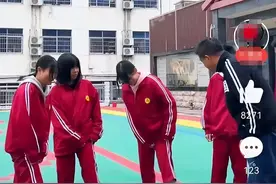 老师逐一检查学生是否穿秋裤，学生依次掀起裤腿，家长：合适吗图片