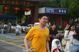 男孩第一个冲出考点，说高考只为玩玩，还染一头黄发，有毛病吗？图片