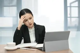 49岁阿姨苦苦追寻爱情，和34岁小哥一见钟情，可结果让她心碎！图片