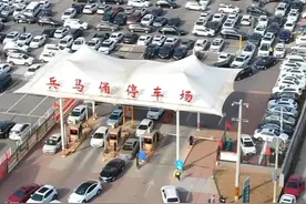 西安兵马俑景区游客爆满，挤的兵马俑都快要出来维持秩序了图片