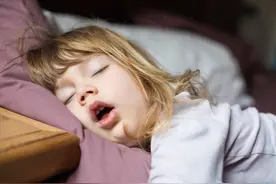 小婴儿睡觉“打呼噜”咋回事？先别往发育异常这块想，来看详解图片