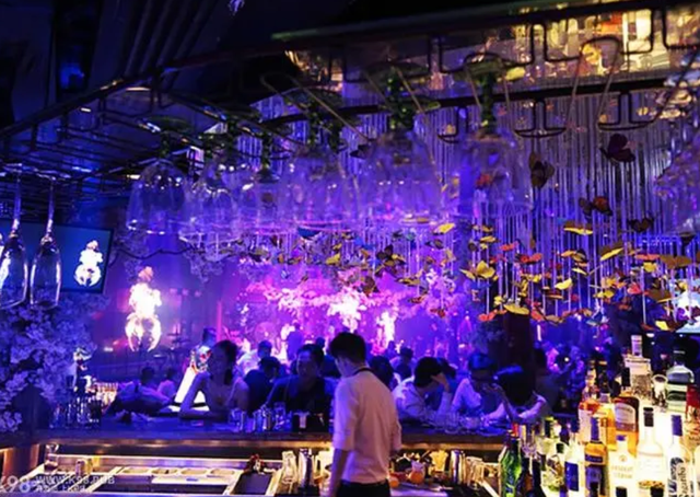 一名32岁酒吧销售阿哲，两年“狂睡”400多个女生，并拍照录像！