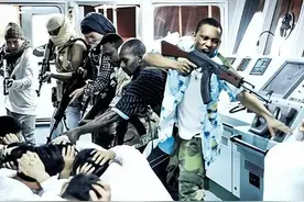 法国海军为报仇不惜用上钓鱼执法，机枪扫射将海盗们一网打尽！图片