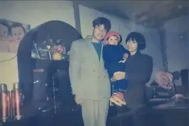 女子带着瘫痪前夫改嫁，三人一起生活16年，丈夫：来生还做兄弟图片