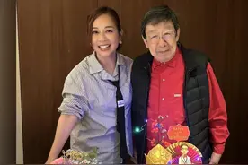 陈松伶携丈夫回香港探亲，出席聚会发福明显，张铎身材健硕抢镜图片