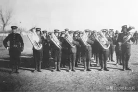 《三大纪律》歌照搬德皇练兵曲谣言怎么来的？真相是：美国人造的图片