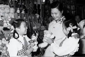 1983年，中国第一届春晚出现，当时的春节被称为是“最有年味的”图片