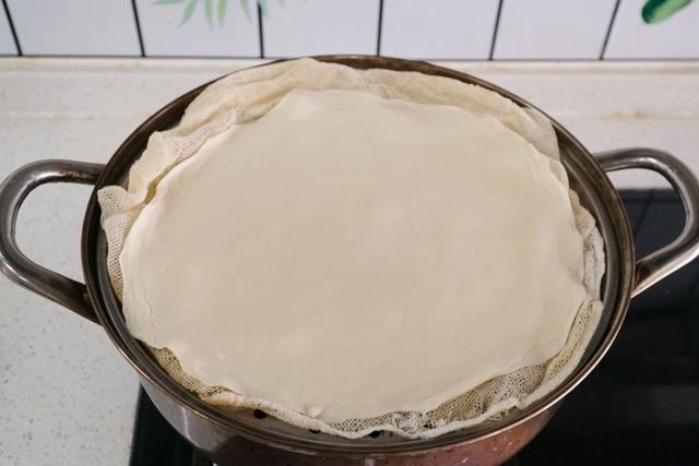 春天到了，教你做春饼，一次能做十多张，透明筋道不破皮，省事