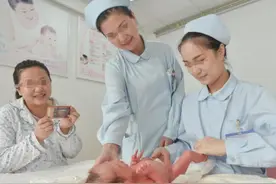 宝宝一出生就尿了，暗示TA是个“讨债”的娃？可别误会了人家图片