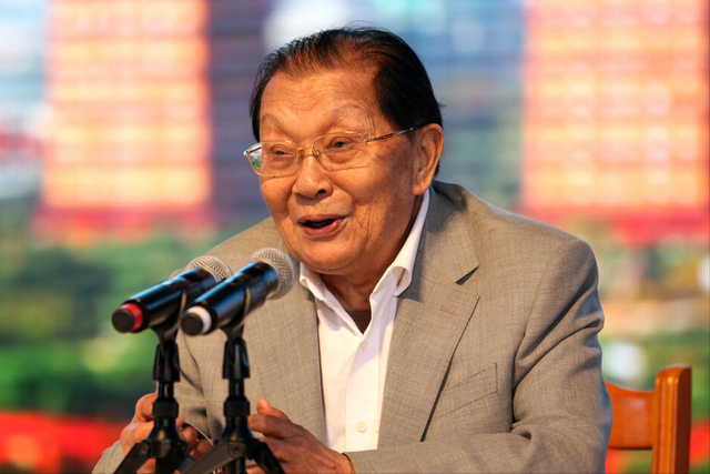 家家住别墅开豪车，全国第一村华西村，为何会“富极而衰”？