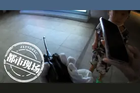 高铁刚刚开走，6岁男孩在站台边走边哭：“我妈妈还在车上”图片