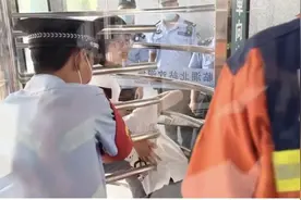 事发淄博一高铁站！男孩卡在旋转门无法动弹图片