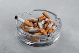 抽剩的烟头不要丢，放到白酒里泡一泡，解决家里不少难题，太棒了图片