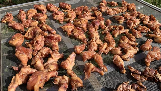 天冷，我家每年做10斤鸡胗，鲜美好吃又筋道，比腊肉腊鱼香多了