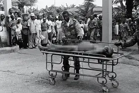 非洲残暴独裁者多伊，荼毒百姓十年，受到宫刑，下场凄惨图片