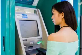 为啥银行总让客户去ATM机取钱？银行经理说漏嘴，原来暗藏玄机图片