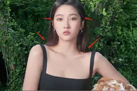 关晓彤时尚照又翻车！绿眼影嘟嘟嘴，为凹出直角肩站姿扭曲图片