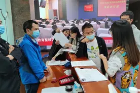 在线访谈 | 贵州省司法厅副厅长韩春晖：“打酱油”的政府法律顾问要及时更换图片