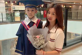 杨鸣与妻子专属浪漫！气质型妻子手捧鲜花，儿子坐在球场，很温馨图片