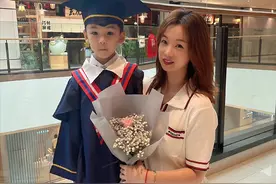 杨鸣与妻子专属浪漫！气质型妻子手捧鲜花，儿子坐在球场，很温馨图片