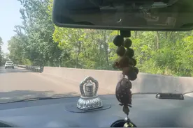 司机朋友们注意了，驾驶室中控台前窗不得有任何摆件挂件图片