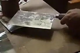 53岁妇女肚子大得吓人，没钱看病，竟拿刀剖腹自医图片